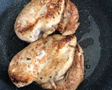 รูปขั้นตอนการทำที่ 1 ของ Chicken Breast with creamy white wine sauce and herbs