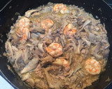 Foto del paso 3 de la receta: Macarrones con langostinos, setas y atún