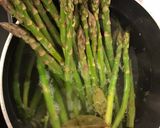 Une image de l'étape 1 de Asperges grillées au parmesan.