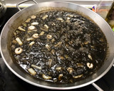 Foto del paso 5 de la receta: Fideua negra de gamba y calamar