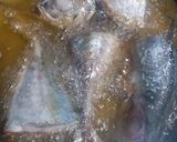 Foto langkah ke 1 dari resep Ikan kembung terung bumbu kuning.