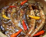 A picture of step 5 of Braised Goby Fish in Clay Pot with Vietnamese Coriander.