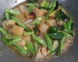 Foto langkah ke 3 dari resep Oseng kikil sapi buncis.