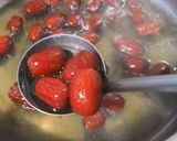 Hình bước làm 3 của món Chè hạt sen táo đỏ