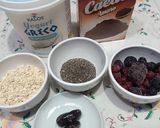 Foto del passaggio 1 della ricetta Dessert allo yogurt greco con frutti di bosco e crema di cacao