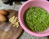 รูปขั้นตอนการทำที่ 1 ของ ถั่วฝักยาวผัดไข่