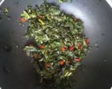 Foto langkah ke 3 dari resep Oseng-Oseng Daun Pepaya dan Daun Singkong.