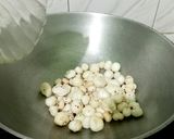 A picture of step 1 of Makhana Raita.