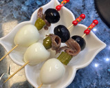 Foto del paso 3 de la receta: Pincho de anchoa, huevo de codorniz y encurtidos con vinagreta de pimientos