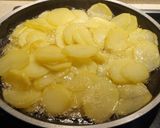 Foto del paso 2 de la receta: Merluza con cama de patatas al horno