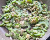 Gambar langkah 7 resipi Peria Goreng Telur Pecah.