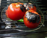 கிராமத்து விருந்து: சுட்ட கார தக்காளி சட்னி(village style burnt tomato chutney recipe in tamil) ரெசிபி ஸ்டேப் 2 புகைப்படம்