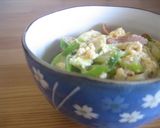 A picture of step 5 of An Easy Breakfast Rice Bowl: Wiener Sausage, Green Onion and Egg.