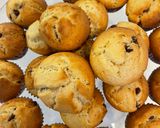 Φωτογραφία βήματος 7 της συνταγής Cupcakes βανίλιας με σταγόνες σοκολάτας γάλακτος