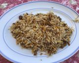 Une image de l'étape 8 de Nouilles japonaises sautées aux champignons, courgettes et épices.