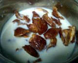 A picture of step 1 of Dates chocolate shake.