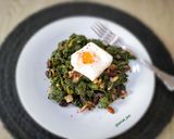 Foto del paso 7 de la receta: Salteado trufado de espinacas con bacon, pasas, piñones y huevo poché