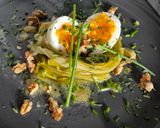 Une image de l'étape 7 de 🥬 Poireaux vinaigrette chic + œuf mollet + crumble de noix.