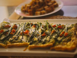 Hojaldre de espárragos y pesto