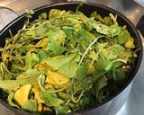 Une image de l'étape 1 de Soupe de cresson et céleri branche au curry et coriandre fraîche.