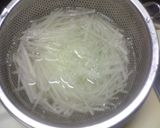 A picture of step 1 of Calcium-Rich Daikon Radish Salad.