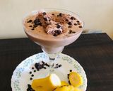 A picture of step 4 of Banana Nutella milkshake with topping choco brownie.
