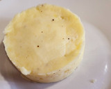 Foto del paso 9 de la receta: Pechuga de pollo especiada con timbal de puré de patata