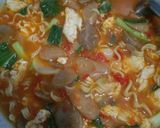 Foto langkah ke 4 dari resep Seblak campur(baso, sosis, krupuk, mie, Telur, sayur).