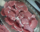 Foto del paso 3 de la receta: Solomillo con zanahoria, guisantes y papas fritas al ajillo