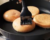 Foto langkah ke 2 dari resep Double Cheese Burger Pedas / 매콤 더블 치즈버거 (Tren Korea).