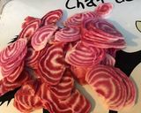 Une image de l'étape 1 de Carpaccio de betteraves schiogga et jambon cru sauce fromage blanc et citron aux herbes.