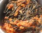 Foto del paso 3 de la receta: Espaguetis negros con atún y tomate