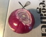 Une image de l'étape 2 de Tagliatelles de saucisses fumées aux carottes violettes et oignon rouge.