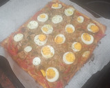 Foto del paso 4 de la receta: Coca de verduras, atún, aceitunas negras y huevo duro