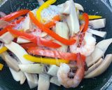 A picture of step 1 of Mushroom And Shrimps Spicy Salad.