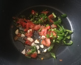 Foto del paso 1 de la receta: Sopa de merluza y almejas blancas