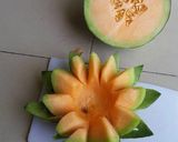 Hình bước làm 2 của món Trái dưa lưới tỉa hoa sen 🌺🍈🍈