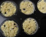 A picture of step 5 of Blueberry Crumble Muffins.