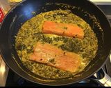 Une image de l'étape 4 de Pavés de saumon aux épinards et crème de safran.