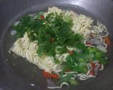 Foto langkah ke 3 dari resep Indomie goreng cabe ijo.