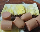 Hình bước làm 1 của món Hoa cúc vàng cho tiệc Trung thu