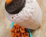 A picture of step 3 of Oreo and almond shake.
