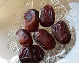 A picture of step 1 of Dates almond milkshake.