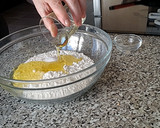 Foto del paso 3 de la receta: Coca salada con escalivada, huevo duro, atún... (con lo que prefieras)