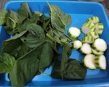 Foto langkah ke 2 dari resep Sayur Bening Bayam Oyong.