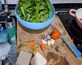 Foto langkah ke 1 dari resep Tumis Kangkung Tahu Pedas.