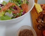 Foto del paso 2 de la receta: Ensalada tibia con salmón ahumado, dátiles, cherry y mezclum