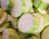 Foto del paso 1 de la receta: Gazpacho griego de calabacín, yogurt y menta 🥒