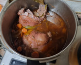 Foto del paso 3 de la receta: Codillo de cerdo guisado