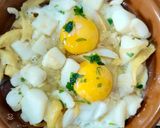 Foto del paso 8 de la receta: Cazuela de sepia encebollada con patatas fritas y huevos